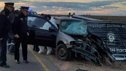 Iba en contramano y murió al chocar contra un camión petrolero