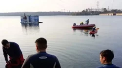Salió a navegar con su hija, el bote se dio vuelta y murió