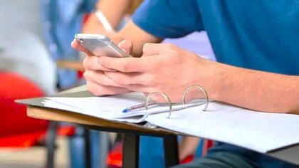 Río Negro también busca limitar los teléfonos en las escuelas