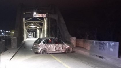 Una conductora chocó contra el puente viejo de madrugada