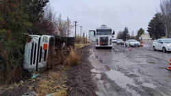 Volcó un camión en un desvío de la interminable obra de la ruta 22