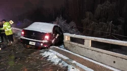 Milagro: un auto quedó a centímetros de caer al río Negro