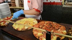 Quisieron criticar una histórica pizzería y causaron revuelo