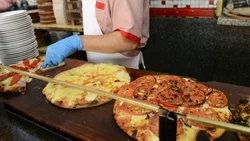 Quisieron criticar una histórica pizzería y causaron revuelo