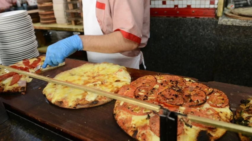 Quisieron criticar una histórica pizzería y causaron revuelo