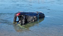 Perdió el control del auto y terminó en el río Limay
