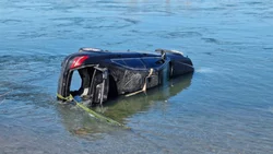 Perdió el control del auto y terminó en el río Limay