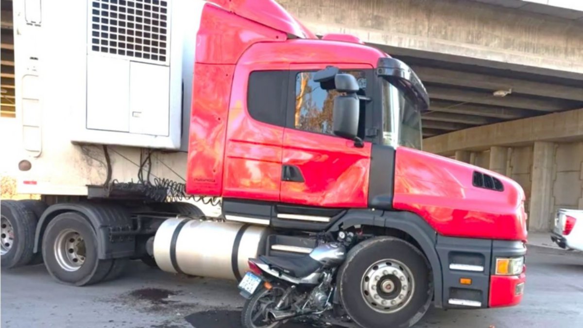 Ruta 22: un motociclista impactó contra un camión