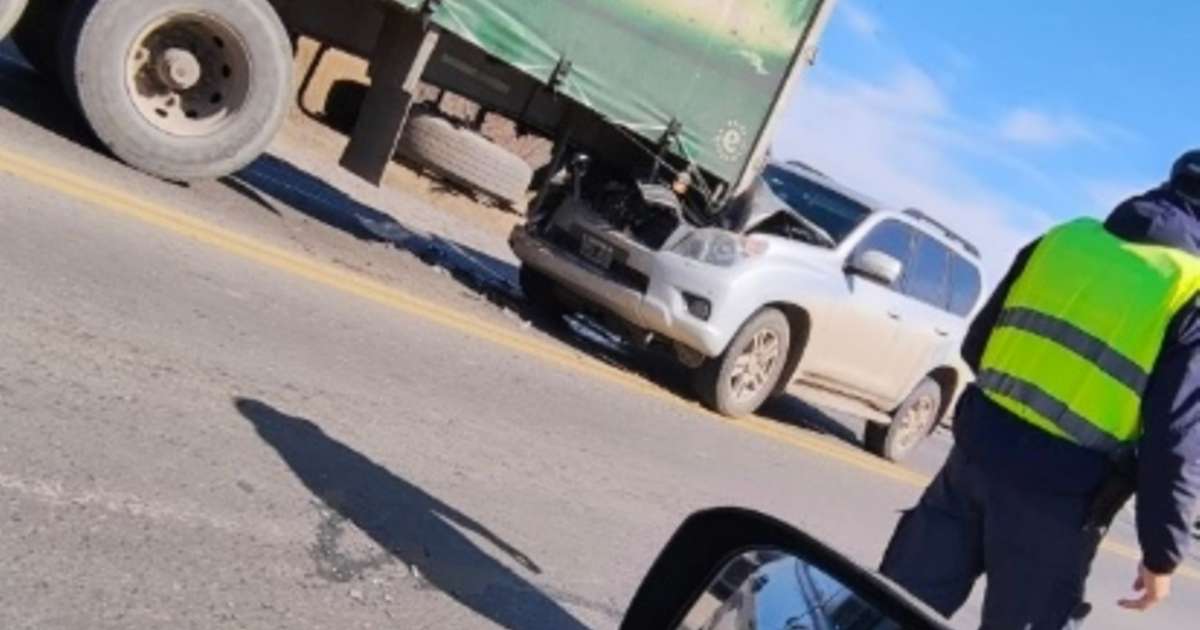 Fuerte choque entre una camioneta y un camión, en el Tercer Puente