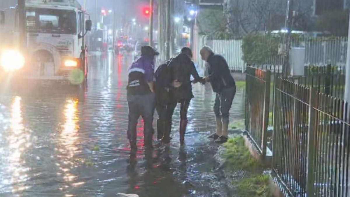 Cubría las inundaciones y cayó en vivo en una boca de tormenta