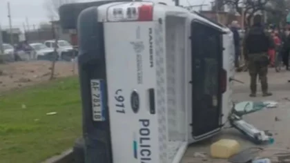Un patrullero chocó contra un micro escolar y atropelló a una mujer y su hijo de dos años