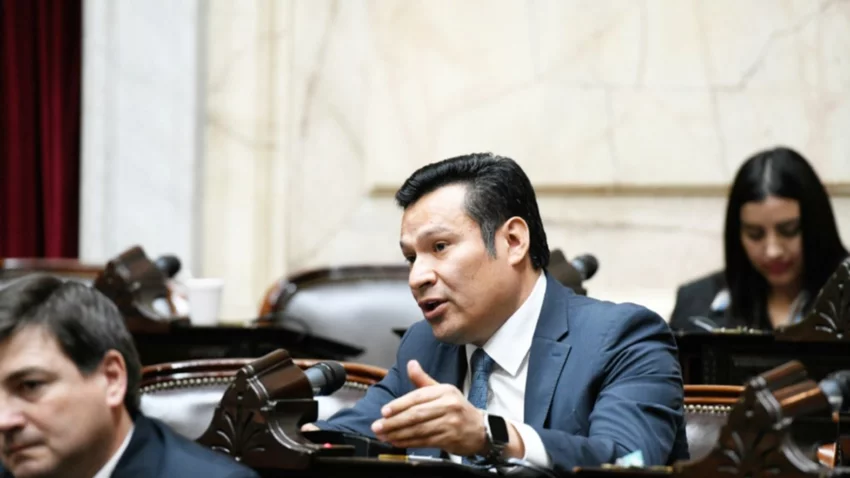 Francos le respondió sobre temas provinciales a Osvaldo Llancafilo