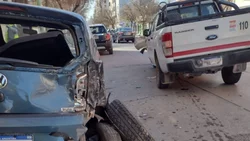 Fuerte choque de madrugada en pleno centro: embistió un auto estacionado