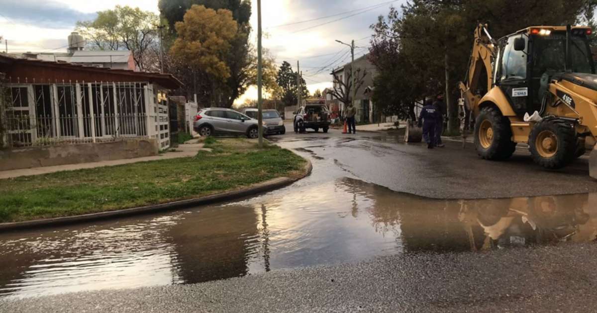 Calles inundadas en barrio Belgrano por la rotura de un caño: ¿Qué pasa ...
