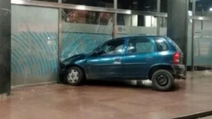 Relatos salvajes: le negaron un crédito y estrelló su auto contra el banco
