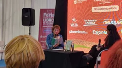 Es medallista de oro y médica: presentó su poemario en la Feria del Libro de Neuquén