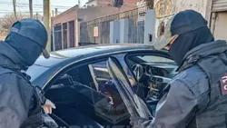 Allanaron una vivienda en Neuquén y encontraron tres vehículos robados