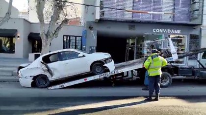 Una camioneta cruzó en rojo y chocó a tres autos estacionados