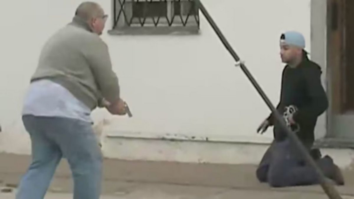 Quedo todo grabado: un remisero acusó a su pasajero de escupirlo y lo amenazó con un arma