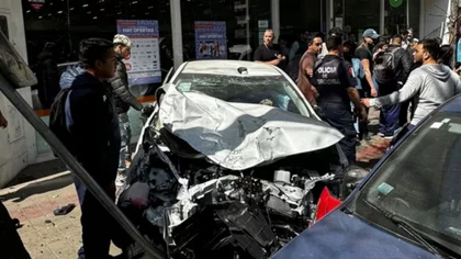 Un auto perdió el control y atropelló a más de 30 personas