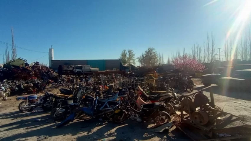 Allanaron una recicladora y encontraron decenas de motos y autos robados