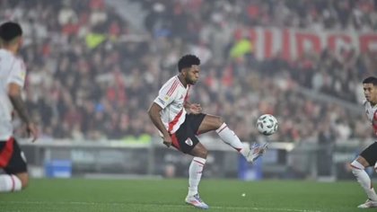 River goleó a Atlético Tucumán y se acerca a la punta