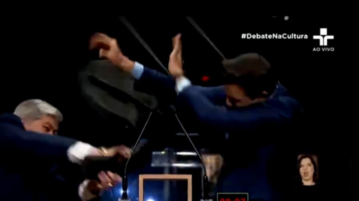 Un candidato agrede a otro con un sillazo en un debate