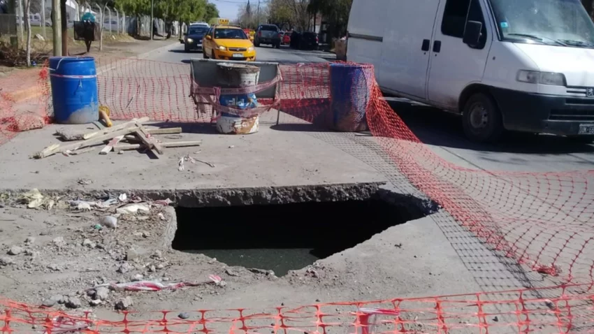 Advierten sobre el peligro de transitar por la calle Lanín