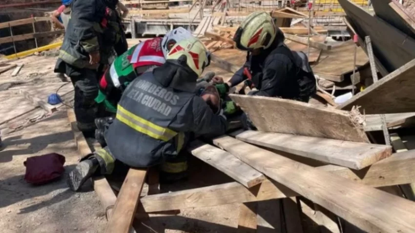 Accidente en una obra: se desplomó una estructura y dos obreros cayeron