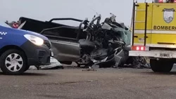 Un accidente entre dos camionetas y un camión dejó tres muertos y heridos