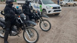 Evadió un control, chocó a policías y se fugó