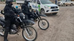 Evadió un control, chocó a policías y se fugó
