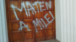 "Maten a Milei": las pintadas que aparecieron en un municipio del Alto Valle