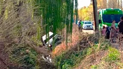 Perdió el control, despistó y cayó a un desagüe en Ruta Chica