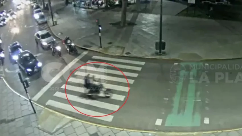 Un joven en moto se fugó de un control de tránsito, chocó contra un cantero y murió