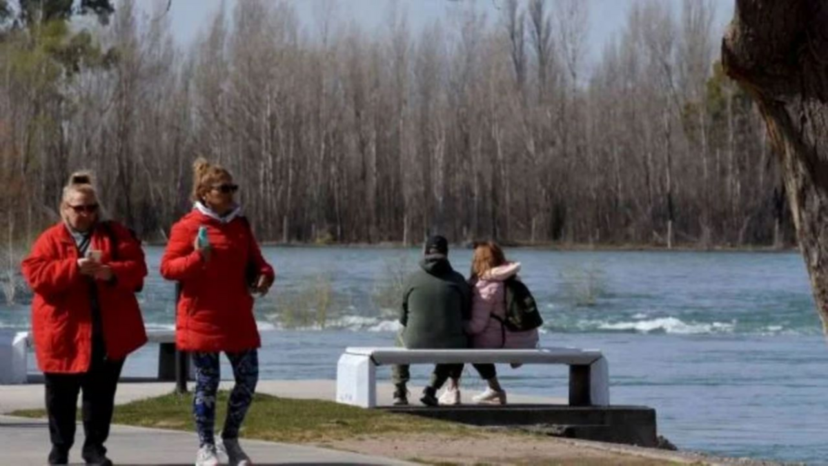Pronóstico en Neuquén: sigue el viento en el Alto Valle y la nieve en el sur