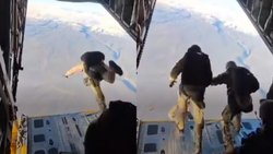 Una brigada especial del Ejército saltó desde un avión Hércules en Neuquén