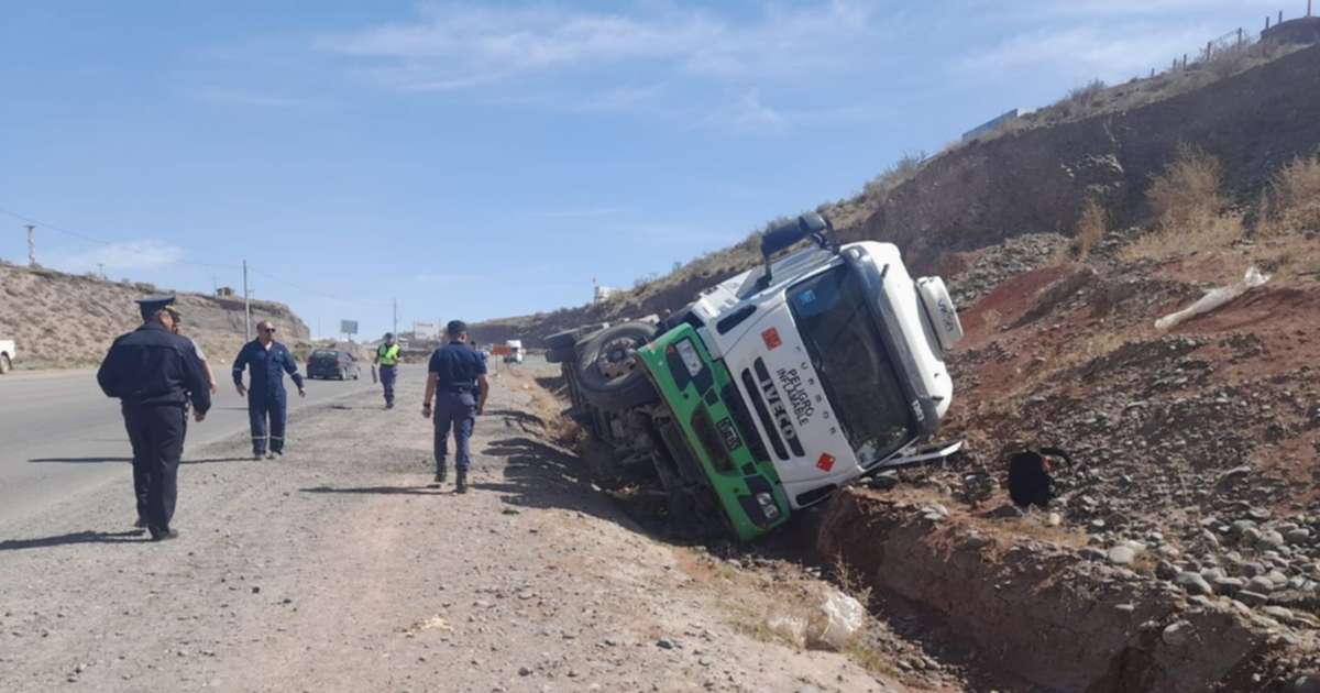 Volcó un camión en la ruta de Vaca Muerta: hubo demoras en el tránsito