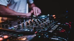 Neuquén se prepara para el sunset de música electrónica en el Paseo de la Costa