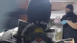 Secuestraron drogas y dinero en un allanamiento en Centenario