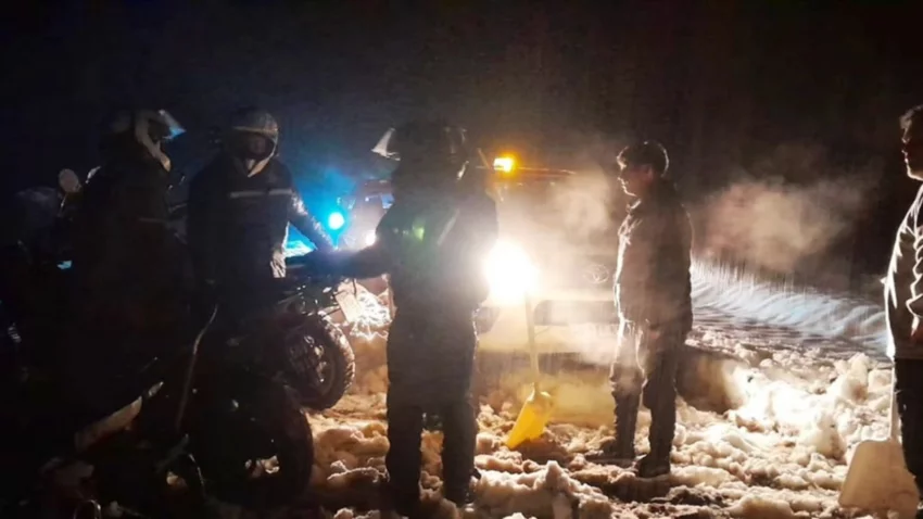 Rescataron a motociclistas neuquinos varados por la nieve