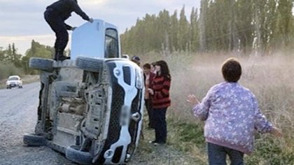 Cuatro docentes iban a trabajar y volcaron en el camino