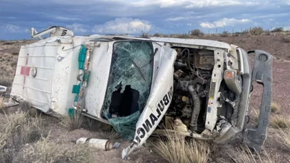 Volcó una ambulancia con tres pacientes, uno murió