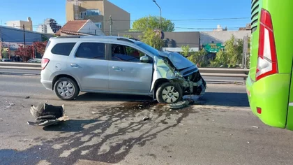 Una camioneta y un colectivo protagonizaron un choque sobre Avenida Mosconi