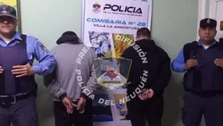 Detuvieron a dos neuquinos vendiendo drogas en la plaza de Villa La Angostura