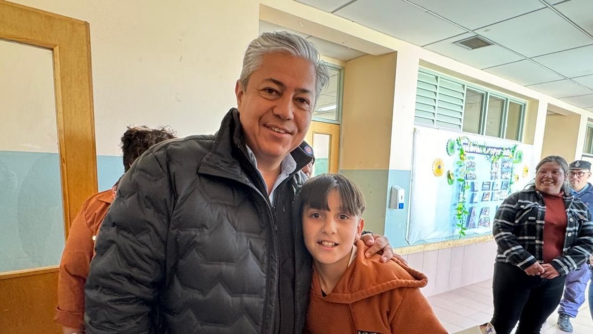 El cálido encuentro de un alumno de Las Coloradas con Rolando Figueroa