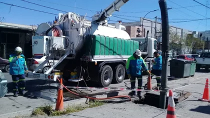 Tras años de denuncias por mal olor, se repararon dos cloacas en el bajo neuquino