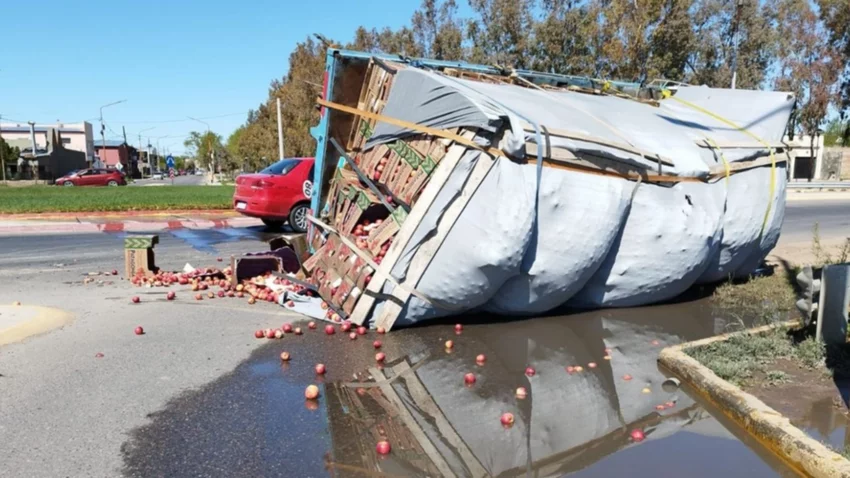 La caja de un camión se desprendió y su carga cayó en plena Ruta 22