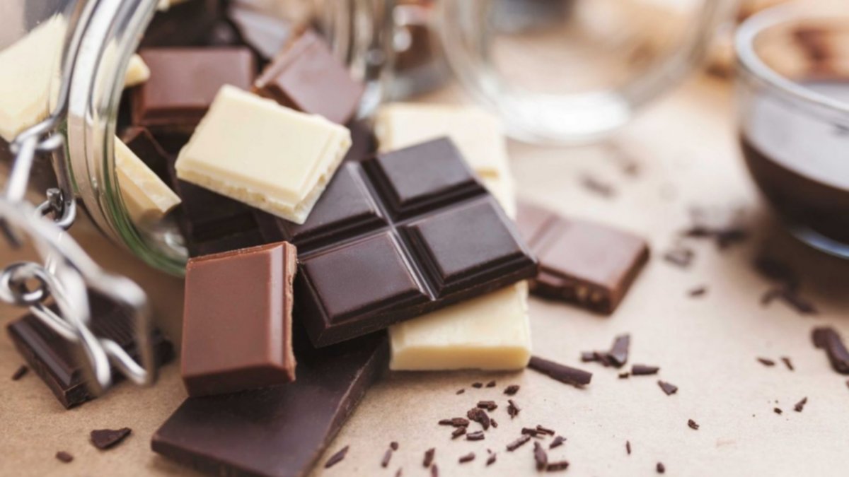 Les regaló chocolates envenenados a dos nenes: uno murió y el otro está grave