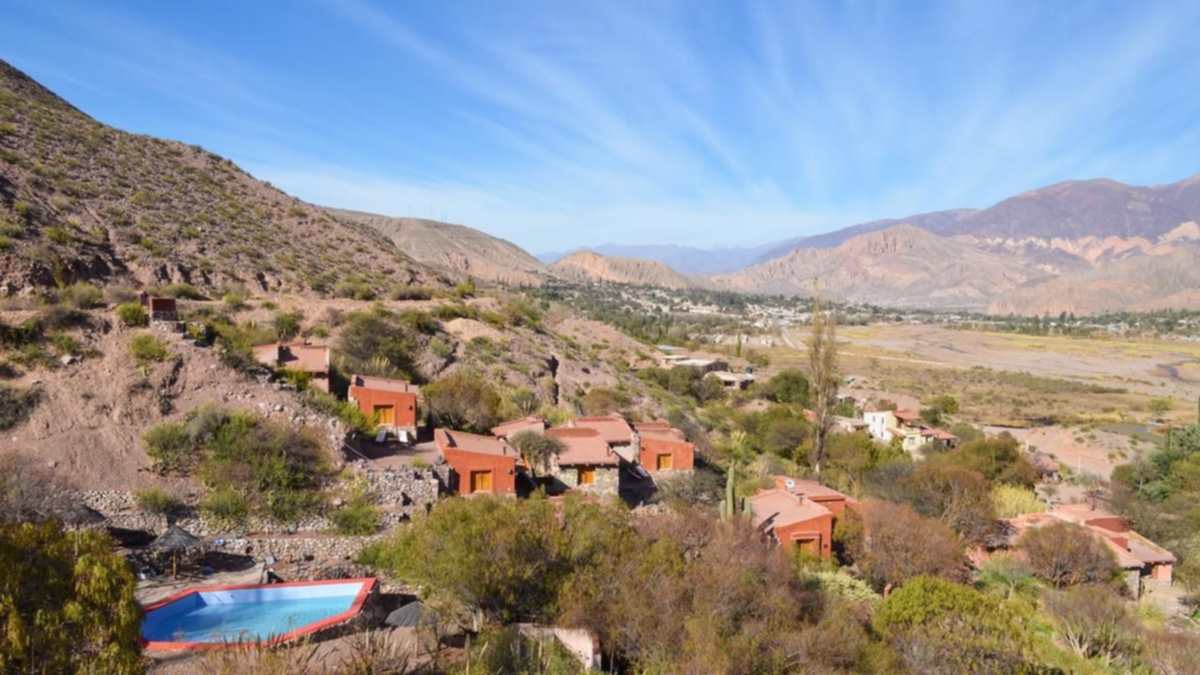 Salió a caminar y encontró el cuerpo de una mujer en un cerro